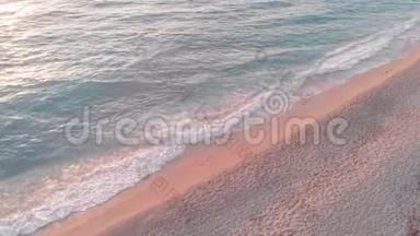 空中无人驾驶飞机拍摄的日落时<strong>分</strong>海浪在海滩上破碎的<strong>画面</strong>